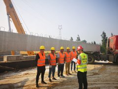 新寧項(xiàng)目部完成首片空心板架設(shè)