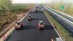 京滬高速改擴(kuò)建項目完成全線首個瀝青上面層試驗路鋪筑