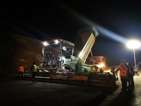利用良好天氣，爭分奪秒搶進(jìn)度