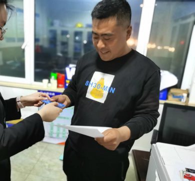 第二工程公司G2項目組織進行農民工集中開卡工作