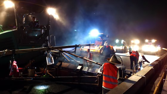 江西項目爭分奪秒搶進度，夜晚工地“不打烊”