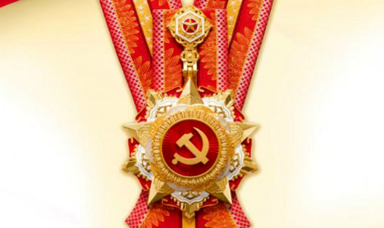 黨旗在一線飄揚，黨徽依然閃耀