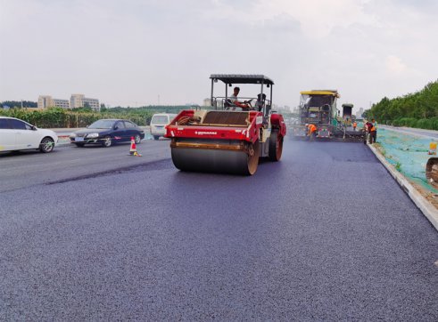 【抓作風 創(chuàng)效益】考工路（北京路－世紀路）一標段全線率先完成瀝青路面施工