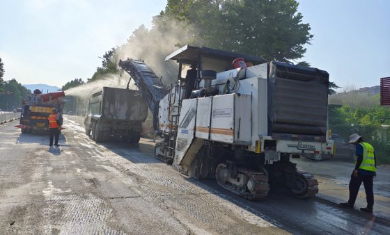 【抓作風(fēng) 創(chuàng)效益】新工藝、新起點(diǎn)——瓏山路西段罩面順利完工